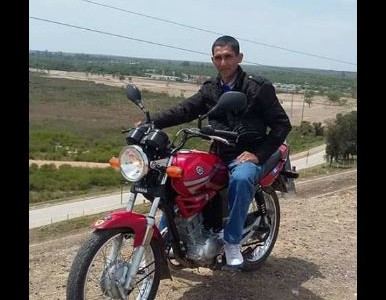Tucumán: empleado del cementerio vende su moto por mercadería para los inundados