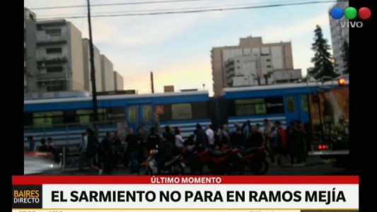 Tren Sarmiento: motociclista fue arrollado al pasar la barrera baja