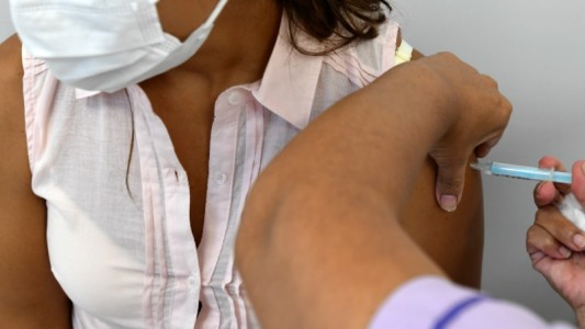 Desde el gobierno bonaerense piden a "toda la sociedad" que se inscriba para vacunarse