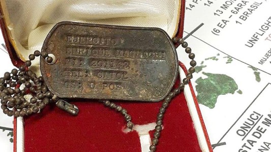 A 35 años de la guerra de Malvinas, soldado británico le devolvió una placa a un oficial argentino