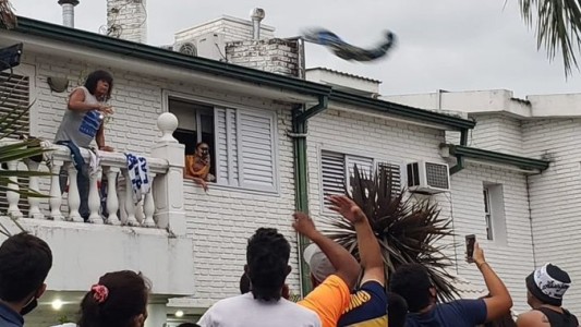 Descontrol en Córdoba: una multitud en el cumpleaños 70 de la Mona Jiménez