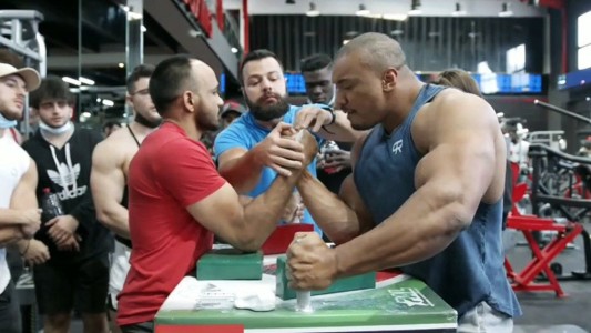 David vs. Goliat: el pequeño luchador indio que le ganó la pulseada al "hombre más fuerte del mundo"