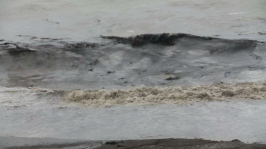 Una mancha brillante en el mar preocupa a los habitantes de Comodoro Rivadavia