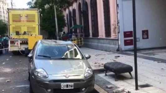 Esperaban hacerse un hisopado y les cayó mampostería de un edificio: un policía herido