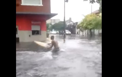 Temporal en Mar del Plata: el joven que salió a hacer surf en la calle