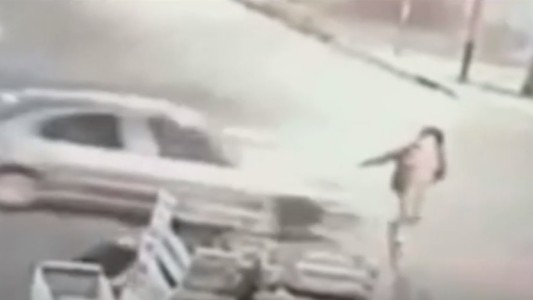 Cruzó con el semáforo en verde para el tránsito y la atropellaron: detuvieron al automovilista