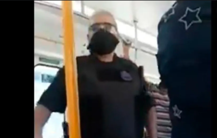 Video viral: el policía que le pide a los pasajeros del tren Sarmiento que usen barbijo y termina aplaudido