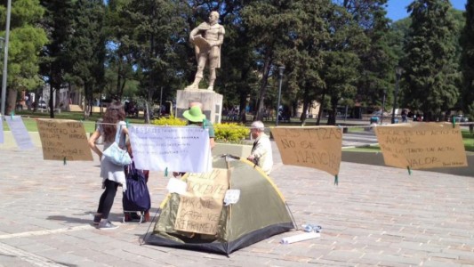 Córdoba: En Alta Gracia instalaron un "iglú docente" como protesta