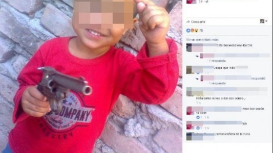 Indignación en las redes por la foto de un nene con un arma en la mano