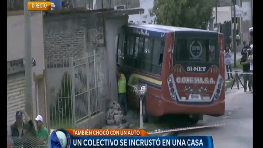 Colectivo chocó con un auto y se incrustó en una casa