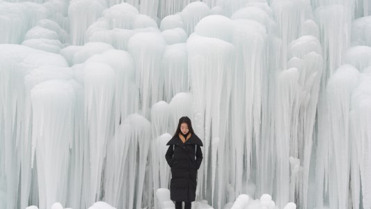 La increíble imagen de cascadas de hielo por la ola de frío en el norte de China