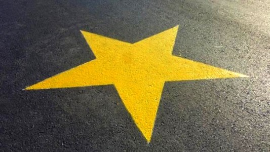 Incorporan el símbolo de "estrella amarilla" a los cursos para obtener la licencia de conducir