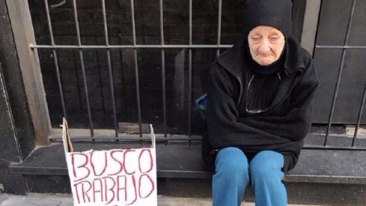 Foto viral: la mujer que pide trabajo en la calle y conmovió a todos