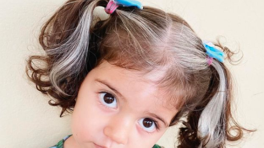 La nena que nació con canas y su mamá la convirtió en una estrella de las redes sociales