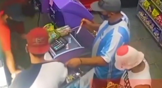 Video: asaltaron a un kiosquero, no se resistió y lo apuñalaron