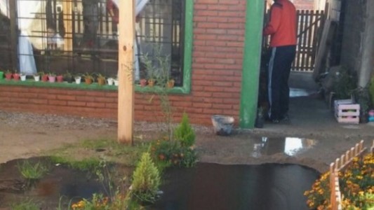 Comodoro Rivadavia: se rompió un caño en una casa y salió petróleo