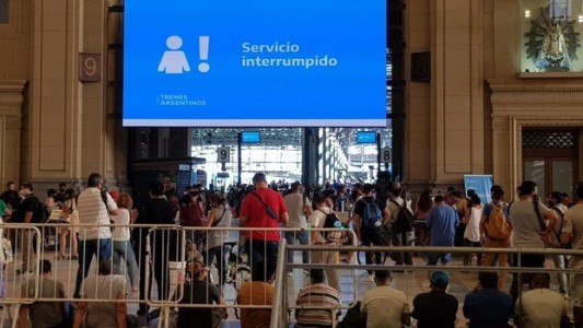 Largas filas y corridas en Constitución por problemas con el tren Roca