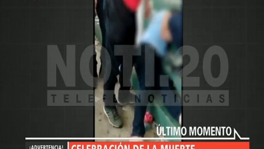 Así "festejaban" los hinchas la agonía del joven arrojado desde la tribuna en Córdoba