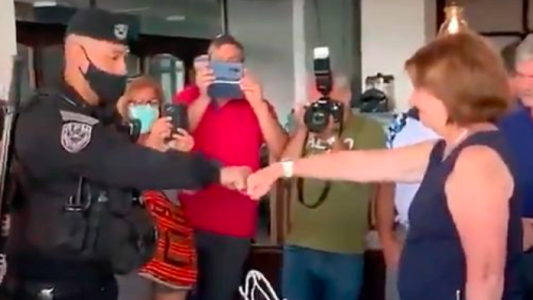 Berni ordenó investigar a los policías que le hicieron la venia a Bullrich