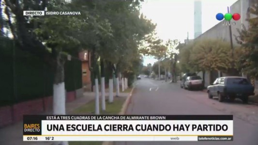 Una escuela cierra cada vez que hay partido de fútbol