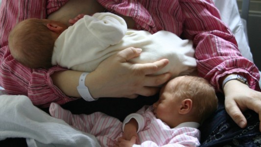 Proponen ampliar las licencias por nacimientos múltiples y por adopción