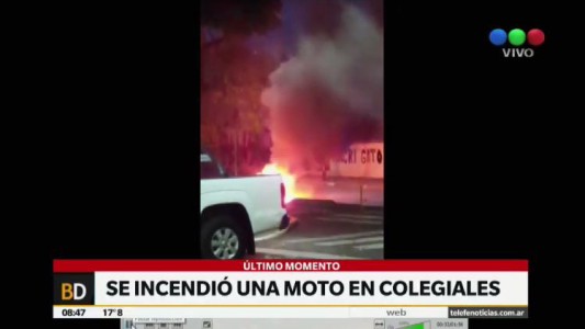 Una moto chocó y se incendió