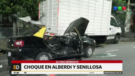 Un taxi terminó debajo de un camión estacionado