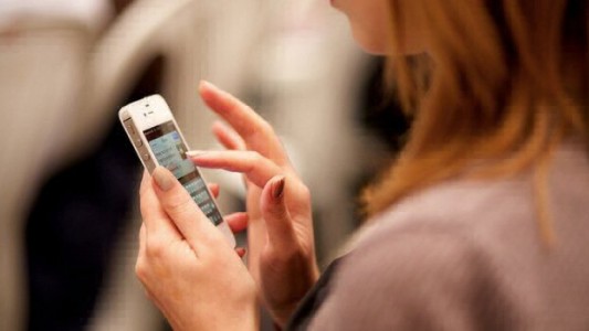 Encontró en el celular de la hija fotos pornográficas que le envió su profesor