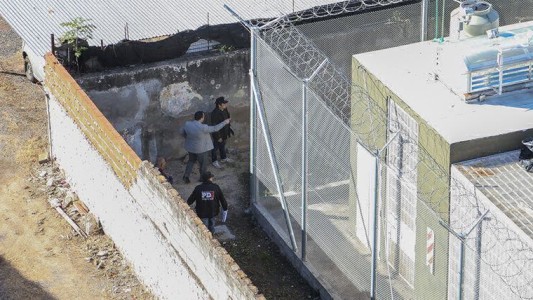 Diez presos se fugaron de una comisaría tras romper barrotes y alambrados