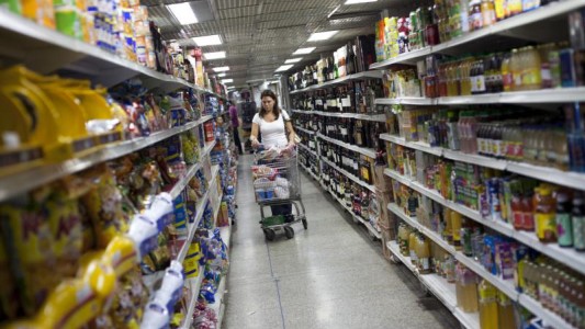 Una familia necesitó ingresos en marzo por 14090 pesos para no caer por debajo de la línea de pobreza