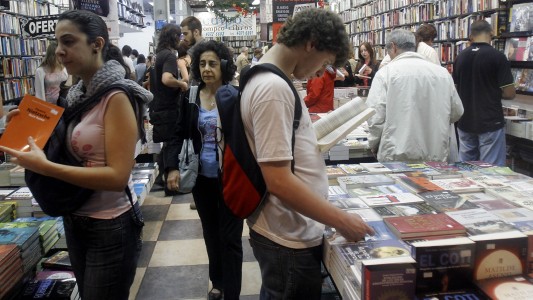 Lanzan plan para comprar libros de impresión nacional en tres cuotas sin interés