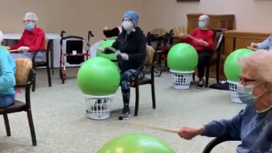 La original "clase de batería" con abuelos en un hogar al ritmo de Bruno Mars