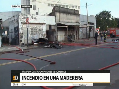 Incendio en una maderera en La Paternal