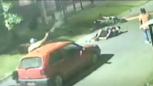 Golpeó con el casco a motochorros para resistir el robo: vecinos a los tiros echaron los delincuentes