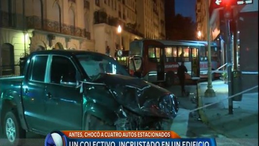 Un colectivo chocó cuatro autos en Recoleta