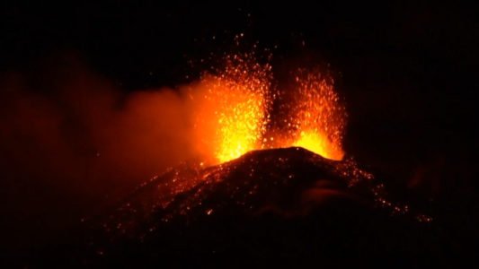 La potencia de la lava volcánica en el Monte Etna