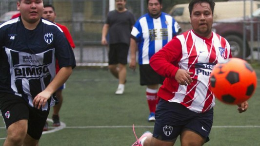 Organizaron un torneo de fútbol para jugadores que pesen más de 90 kilos