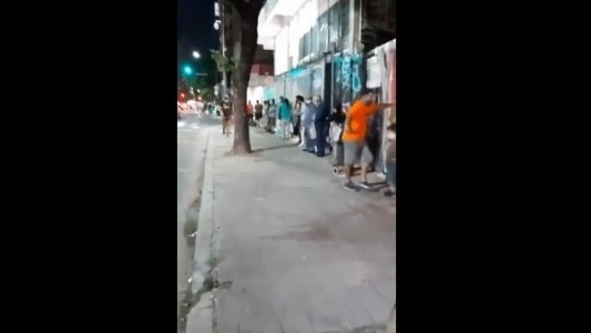Video: largas colas todas para recibir las sobras de una panadería de Constitución
