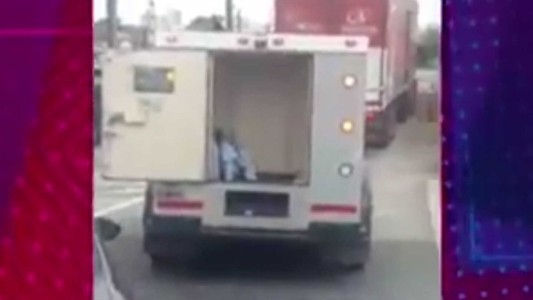 El camión de caudales que anduvo por la autopista con la puerta abierta