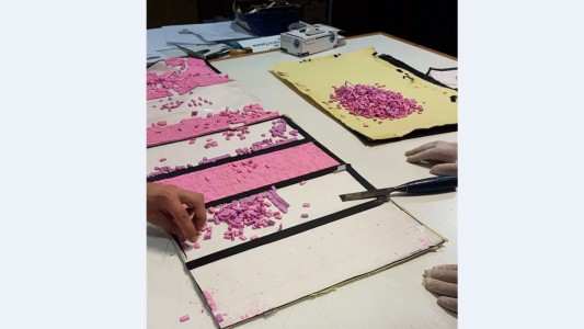 Detienen a un hombre con más de 11 mil pastillas de éxtasis en su valija en Ezeiza