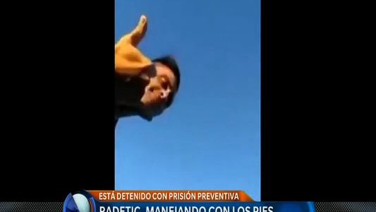 Otro video: Radetic también manejaba su camioneta con los pies