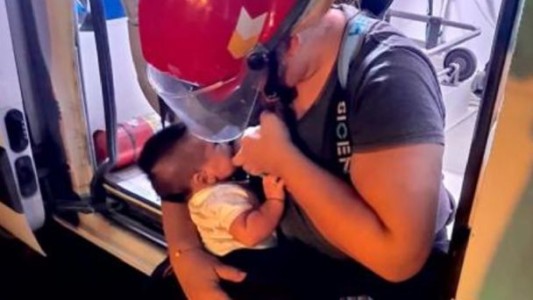 La historia de la bombera que amamantó a su bebé en pleno incendio