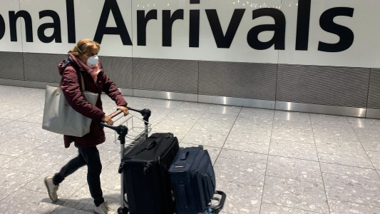 El Reino Unido refuerza los controles en la frontera: los viajeros que entren al país deberán realizarse dos pruebas PCR
