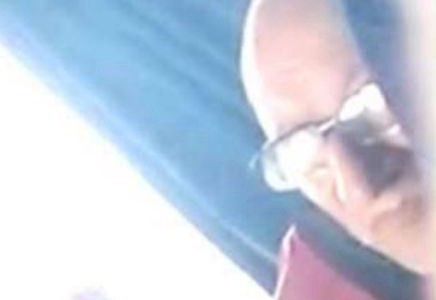 Escrachan a un hombre que se masturbó en un micro mientras su esposa dormía