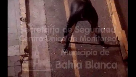 Video: destruyeron la ciclovía frente a un comercio por la baja en las ventas