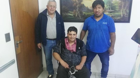Se quebró el cuello jugando al fútbol: necesita baterías para su silla de ruedas