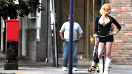 Rosario: Denuncian a un policía travestido que mandó a su vecina a comprar droga