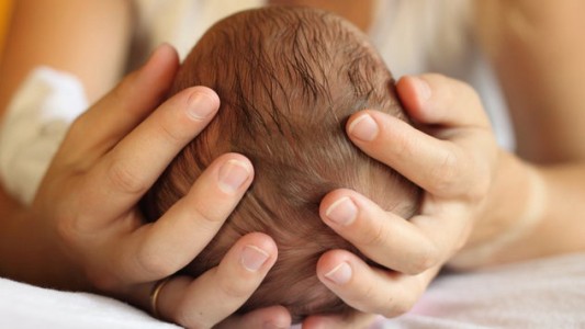 Especialistas piden respetar el proceso natural de dar a luz y las 40 semanas del embarazo