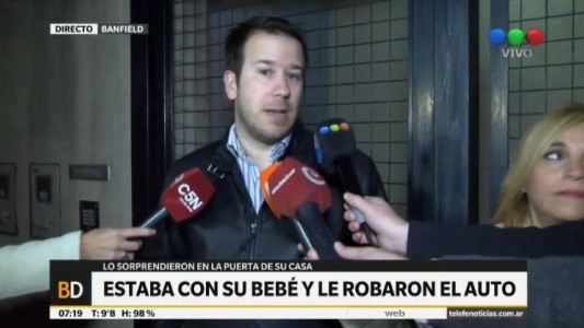 Estaba con su bebé y le robaron el auto