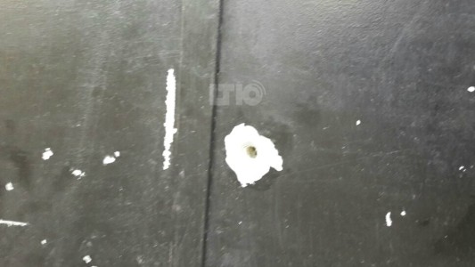 Bandas se enfrentaron a tiros en la calle e hirieron a una nena que miraba televisión dentro de su casa